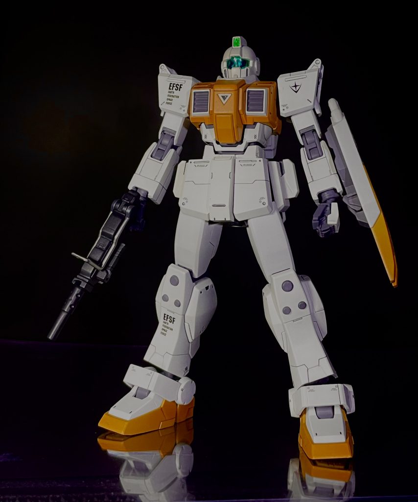 正面ショット。素組ですが、手首だけMSハンドに変えました。額のセンサー部は3Dシール、バイザー内部もホロシールで。  