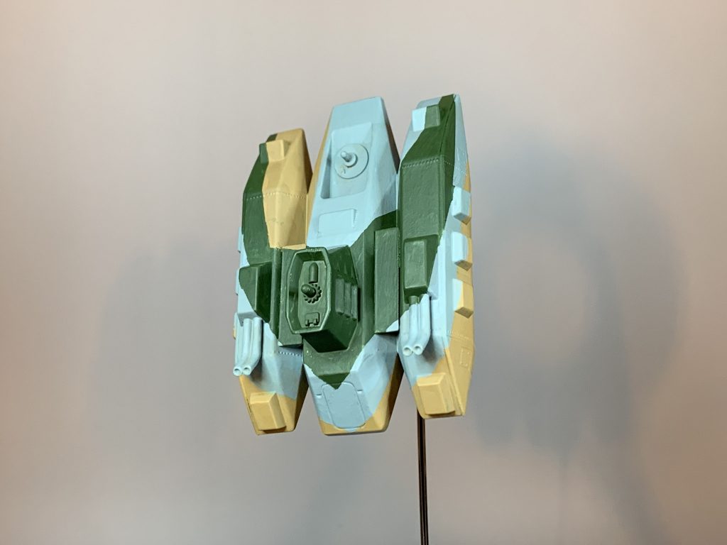 マチルダ風迷彩塗装はマスキングしながら、絶妙な分割で筆塗り塗装を繰り返し、素敵な３色で迷彩柄を構成していきます。