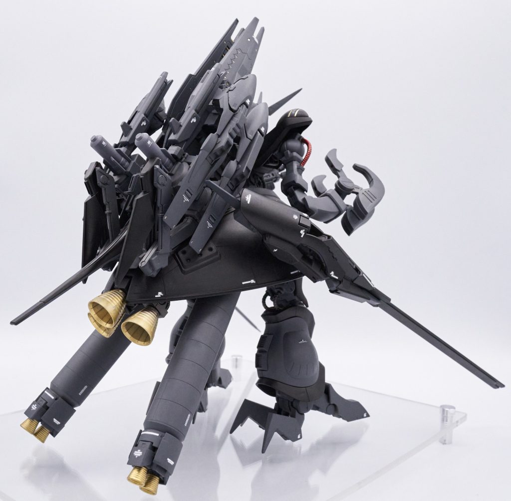 背中と両サイドの武装は、TR-1、TR-6、ハイゼンスレイラーIIなどのAOZ系キットからミキシングして、背中が良い感じになるようにバランスを見ながら何パターンか検討してこの形にしました。