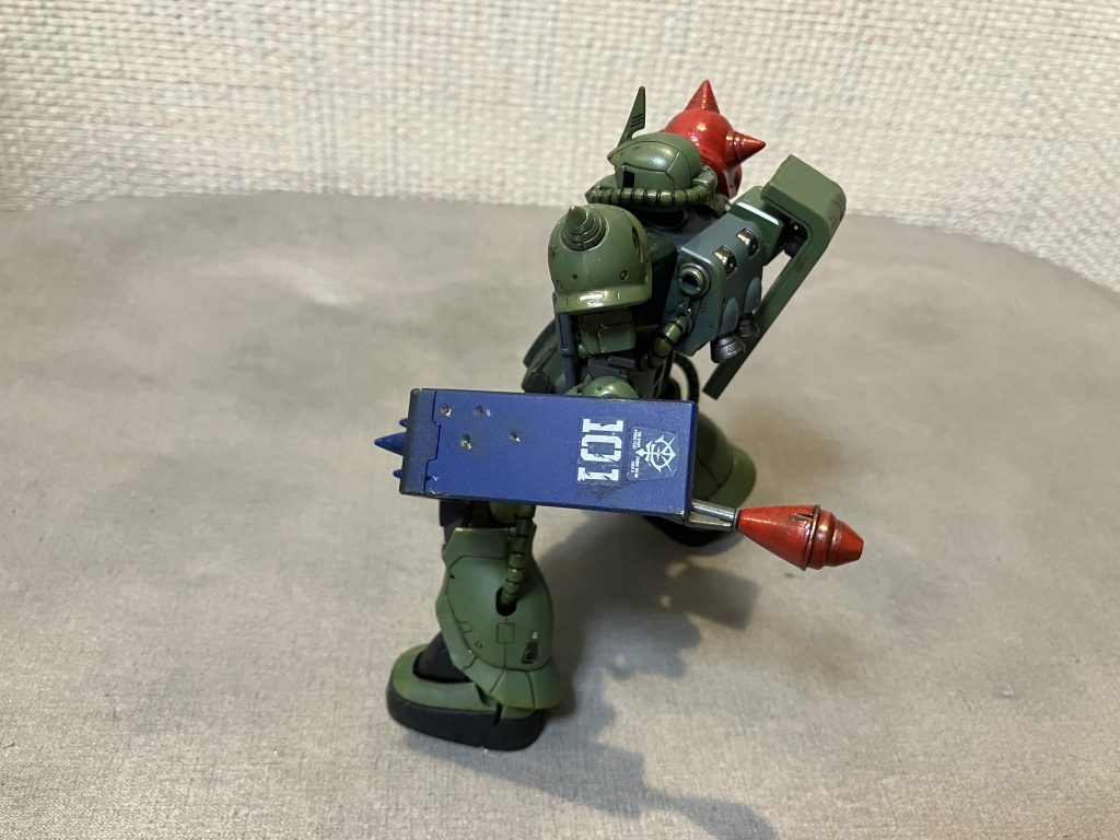 スパイクシールドはHG旧ザクから転用。成形色ですが艶消しトップコートで良い感じの色合いに落ち着きました。