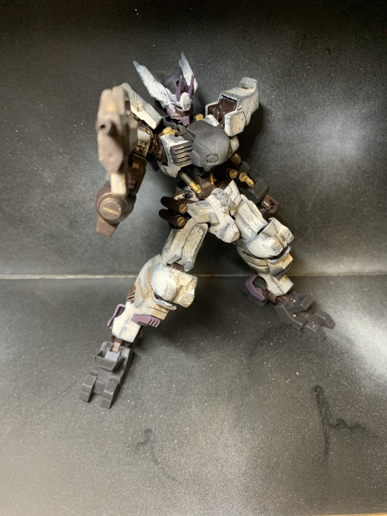 今回はプラモの箱に黒スプレーを吹いて作った簡単撮影ブースを使って撮影してます。今まで机の上を片付けたり、部屋の端っこで撮影してたので投稿するモチベがあまりありませんでしたが、作ってみるとかなり楽しいのでつくってよかったです。