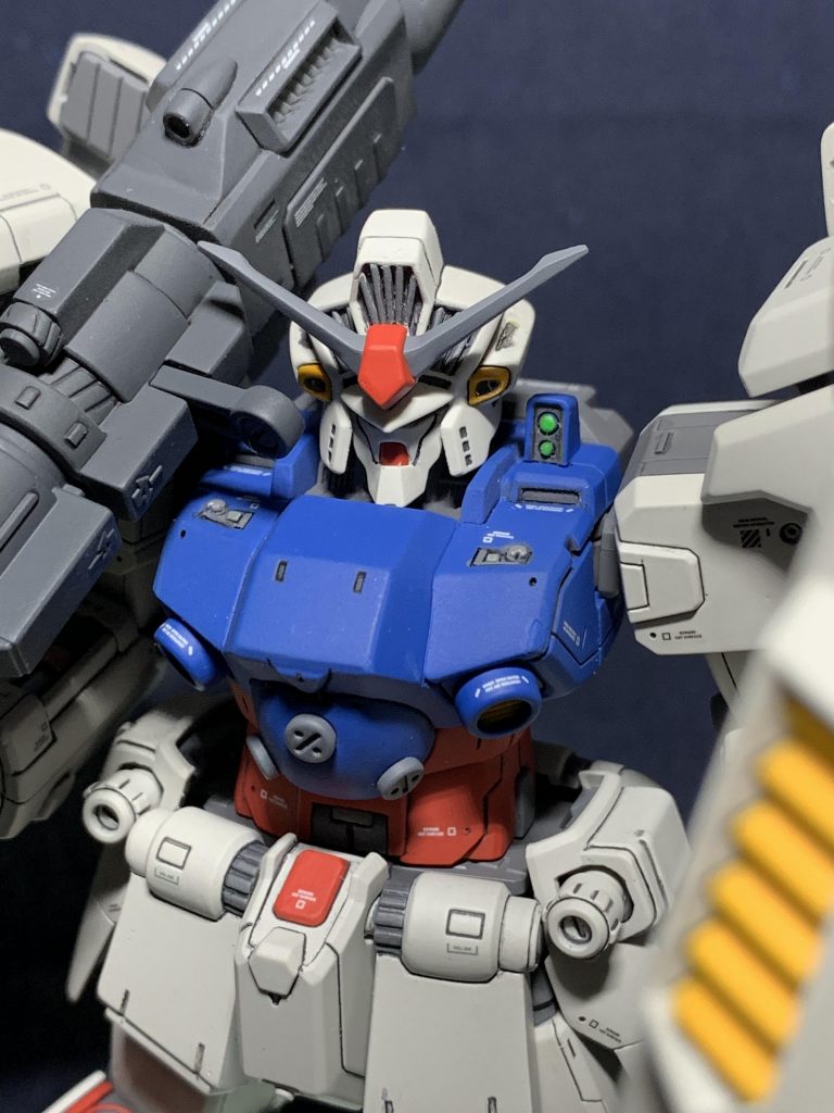 頭頂部は1長すぎてるかな?と思い1〜2ミリ程度削りバランスをかえてます。胸部上面にセンチネルを意識してゴチャメカをちょっといれてめす。