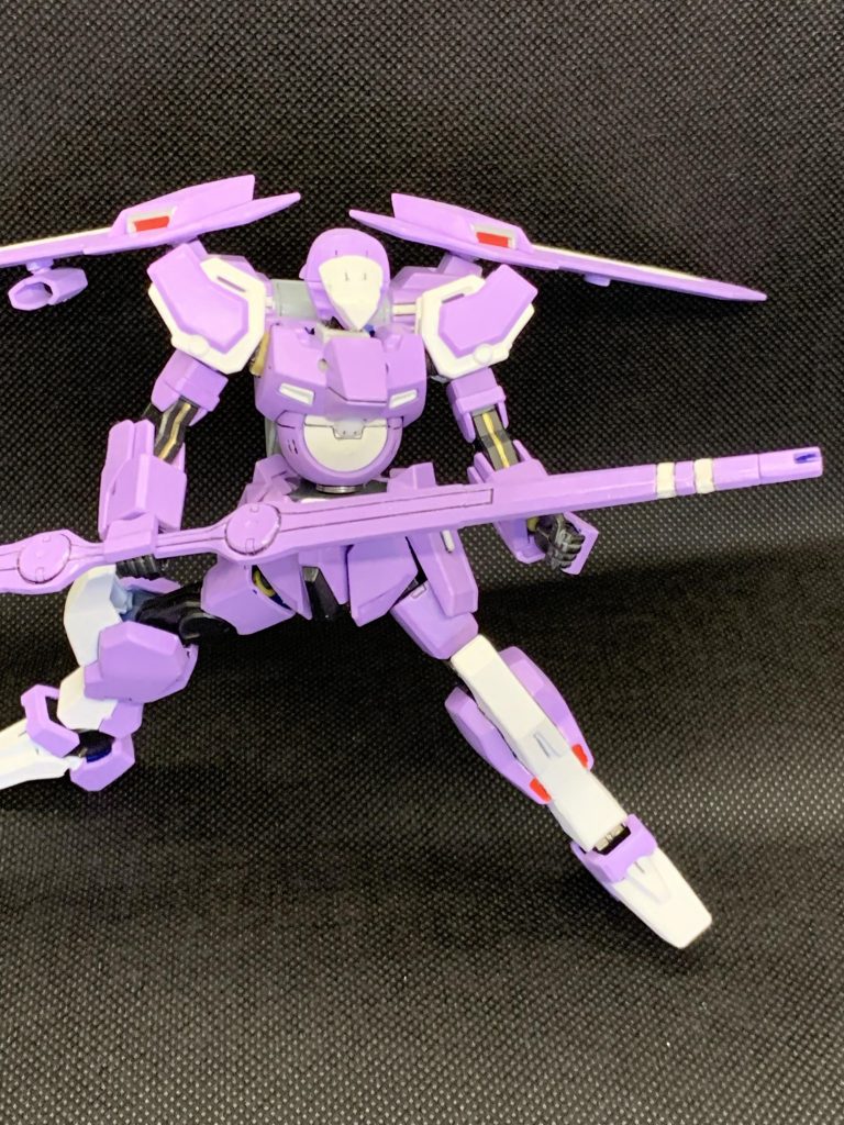 塗装は、ガンダムカラーのパープルと、ダイソーの白のアクリル絵の具を筆塗りしています。ダイソーのアクリル絵の具は筆ムラが出やすいので私の腕ではうまく塗れませんでした。