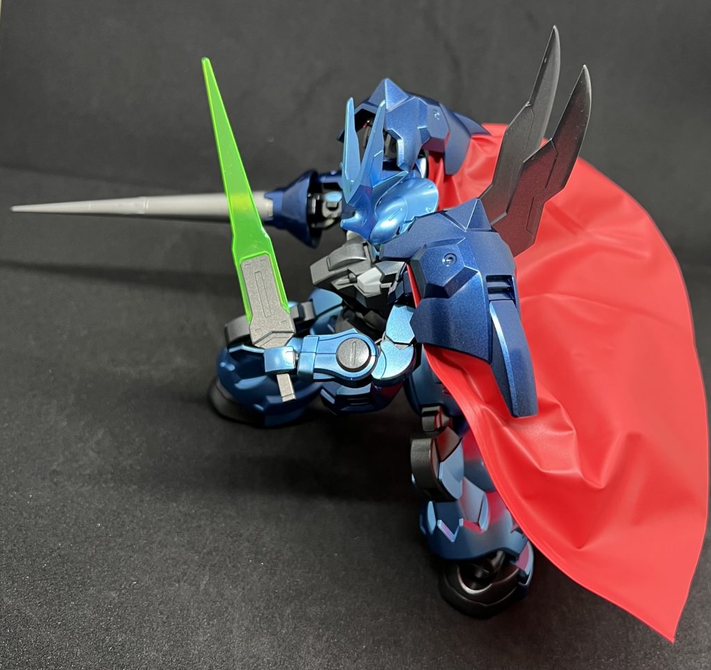 マントは両端に針金を仕込んでいるため、ある程度の形を保持できます。ぶわっと広げても耐えます!