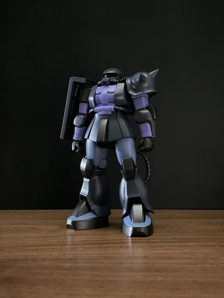 三連星カラーの高機動型ザクは何度か作った事があるのですが、塗装で色味や各色のバランスが上手くいかずあきらめていました。今回は練習も兼ねてコスパの良い量産型ザクをMSV高機動型ザクの説明書や塗装見本のカラーリングを参考に塗装しました。