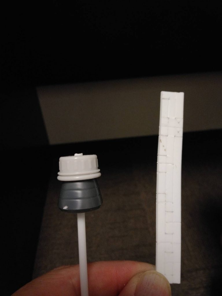 ここから始まりました…100均で見つけたシャボン玉容器の蓋がガンスに使えそうだと思ってあとはプラ板とバーニアで作りました