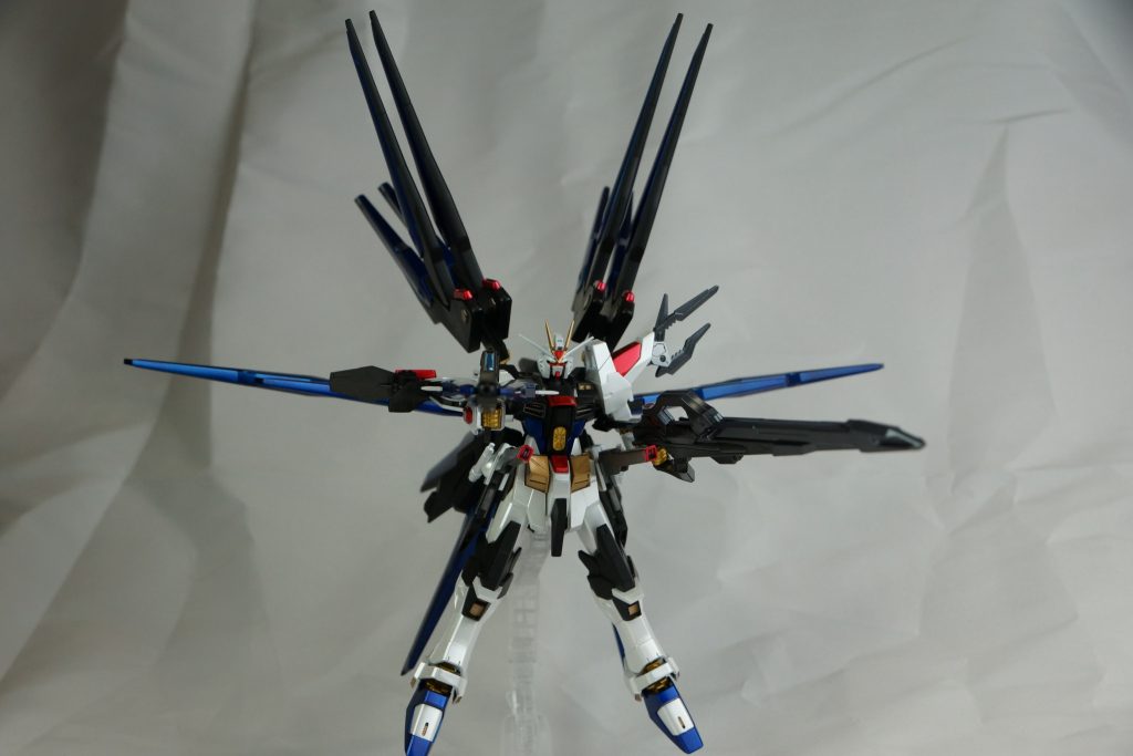 最後に塗装レシピ。エアブラシを導入しただけあって、かなり細かいです。本体白……GS-06サフエヴォ シルバー→Ex-01Ex-ホワイト→XC08ムーンストーンパール→GX100スーパークリアーⅢ本体黒……SF288サフ1500 ブラック本体赤……GX2ウィノーブラック→G121スターブライトシルバー→GX121クリアルージュ本体青……GX2→G121→GX103ディープクリアーブルー→GX100アンテナ、ヘリウムコア……GX2→GX209GXレッドゴールド→GX100関節……GX2→G122スターブライトゴールド襟、ダクト、レール砲……GX2→SM203スーパーアイアン2シュベルトゲベール等……GS-06→Ex-01→GX201GXメタルブラックアグニ等……GX2→C28黒鉄色ダクト内部等……H2ブラック→H9ゴールド(マジックリンで拭き取り)スカート裏、肩内側……HSF03ブラックサフ(マジックリンで拭き取り)