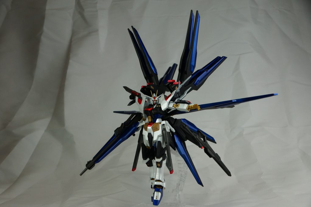 以上、ガンダムウルトラストライクフリーダムでした。色々なことに挑戦して、あまり上手くいかなかった箇所も多い作品ですが、写真では意外と綺麗なので一安心。今後はエアブラシなど様々なことに挑戦しながら、気まぐれに更新していくかと思います。ミキシング主流になるかも? 時間が確保できない可能性がありますが、気長にお待ち頂ければ幸いです。