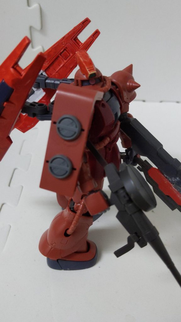 肩部シールドにはIフィールドジェネレーターが装備されており、ビーム攻撃への防御力が増加しました。しかしこれも燃費悪化の一因です。