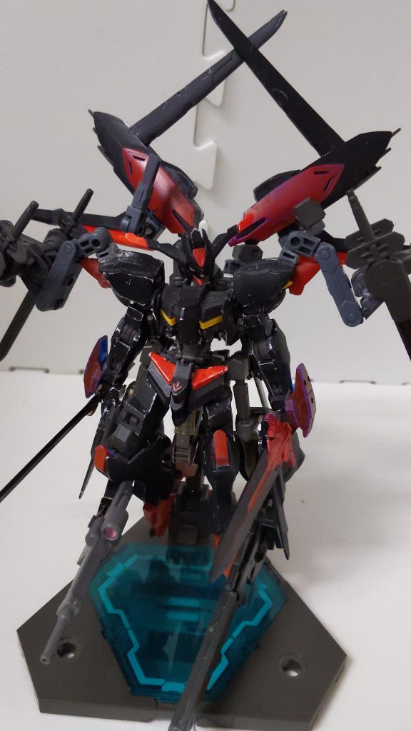 ミノフスキードライヴだけでなくウイングを可変させてヴォアチュールリュミエールモードにできます。本来はGBNの広大なディメンション内を旅する為につけた機能ですがスターゲイザー同様、ビームリングで敵を切り裂く事もできます。