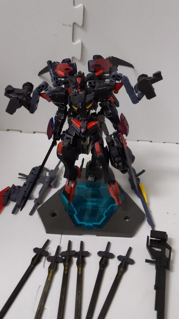 足にはハンターエッジ、両腕にナックルガード。剣八本に銃四丁でヴォアチュールリュミエールに光の翼使えて阿頼耶識で反応速度にも優れている。化け物としか言い様のないガンプラですが欠点は燃費の悪さです。圧倒的な性能と引き換えに長期戦はほぼ不可能。うまく機体エネルギーの管理をしながら立ち回る事が求められる為、この機体を使いこなせるダイバーはカラスマ・ユウゴ以外にはなかなかいません。