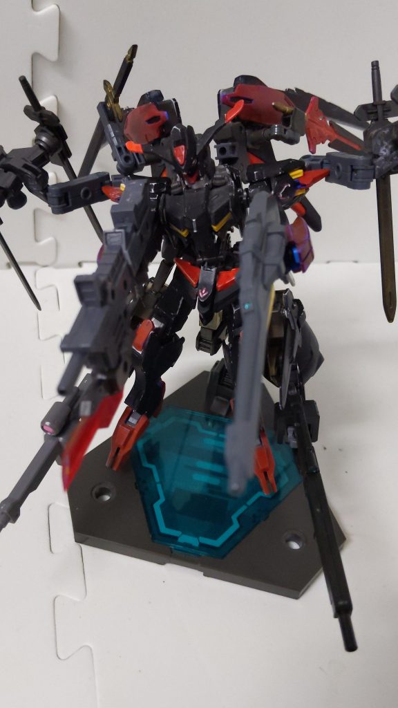 右手にはガンブレード「バルムンク」。左手にはウイングガンダムのバスターライフル。腰部ブースターポッドにはヴィダールのライフルとグシオンリベイクのロングレンジライフル。ブースターポッド側面にヴェスバー。ベースが鉄血系なので実弾多めです。あと、ミノフスキードライヴとツインリアクターのハイブリッド動力により鉄血系ガンプラがベースでありながらビーム兵器をある程度使えます。