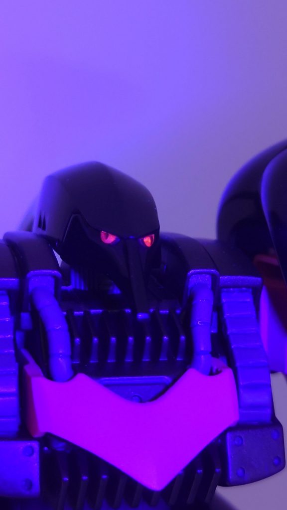 アップだと少しキモイっすねwww 目をWAVEさんのH-EYES3ミニの2.5mmを半分にして貼り付けました。蛍光で塗装しブラックライトで光るようにしました。