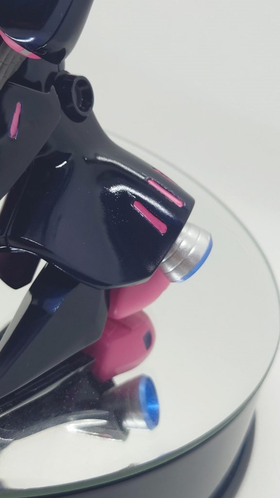 足首？外側が広く空いていたのでバーニア付けました。綺麗に収まったのではないでしょうか？