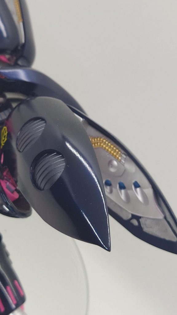 ショルダーバインダー内は筆塗りで動力パイプを、塗り分けました。金で意外と良かったかな？と。