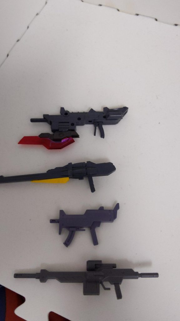 武器紹介 銃ガンブレード「バルムンク」  ビームライフルとヒートブレードの複合武器。ビームの排熱をヒートブレードに再利用しているのでエネルギー効率がとても良い。バスターライフル  ウイングガンダムからの流用。弾数が三発なので戦闘初期で雑に撃ちきって捨てられる事が多い。                       実弾マシンガン  グシオンやマンロディの装備している物と同じ型。というか流用。            実弾ライフル   ヴィダールからの流用。