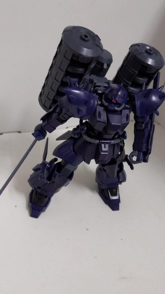 戦闘スタイル、基本兵装や機体特性は通常のイフリートナハトと大差ありませんが、バックパックにジョイントを増やして換装機能を付けたり、コールドブレードの鞘を左腕部分に移植して抜刀しやすくしたり等の改造が見られます。インファイトの際に左腕に移植された鞘の部分をトンファーのように扱い殴るといった事もできます。ちなみにシグレ・ソウスケが最も得意とするのは市街地などの遮蔽物の多いフィールドでのゲリラ戦です。イフリートナハトの機体特性であるジャミング機能を駆使して戦います。