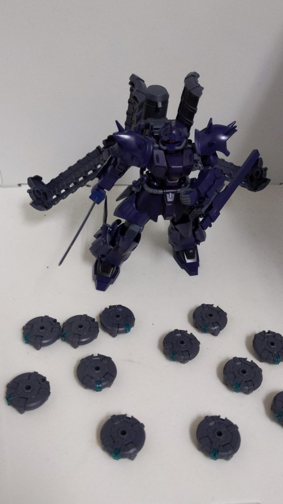 自走式追尾地雷「シアーハートアタック」 イフリートナハト紫暮がよく使用する追加武装です。装備の名前は人気漫画「ジョジョの奇妙な冒険」からお借りしました。コトブキヤのアクティブマインそのものなので公式コンテストとかに出せないやつです。機能としてはとてもシンプルで、敵を自動追尾して特攻を仕掛けてきます。