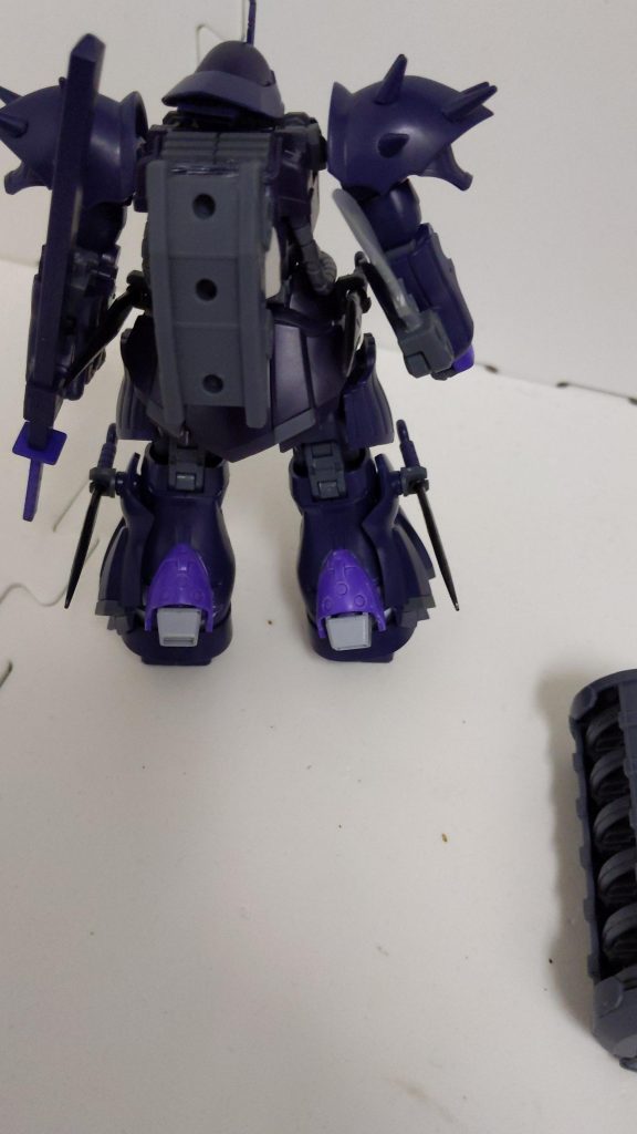 ビルダーズパーツを使用して脚部スラスターを追加。あと、イフリートナハトのバックパックの上から追加装備用のジョイントパーツを被せてあります。バックパックとジョイントの間に隙間が空いたので適当なジャンクパーツを挟み込んで接着剤で固定。隙間を埋めました。