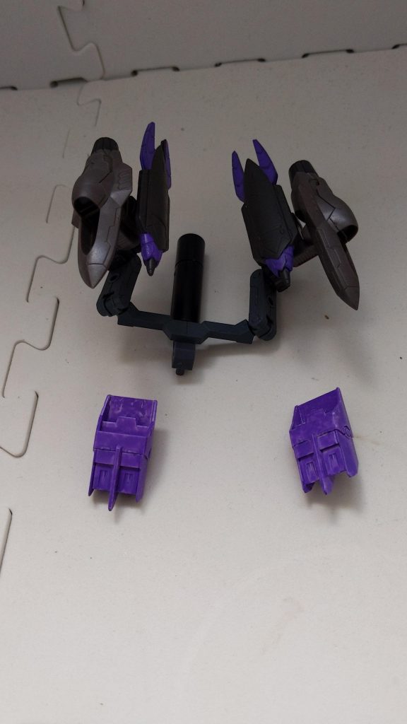 脚部側面ブースターと背部フレキシブルブースター。ジャンクパーツから錬成。