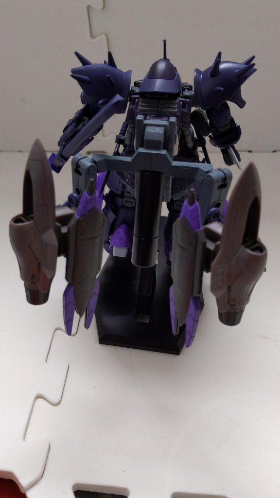 バックパック部分のコネクタにブースターを接続。それと脚部側面のコールドクナイを外して脚部ブースター装着。外したコールドクナイは背部ブースターのハードポイントに適当に付けときます。