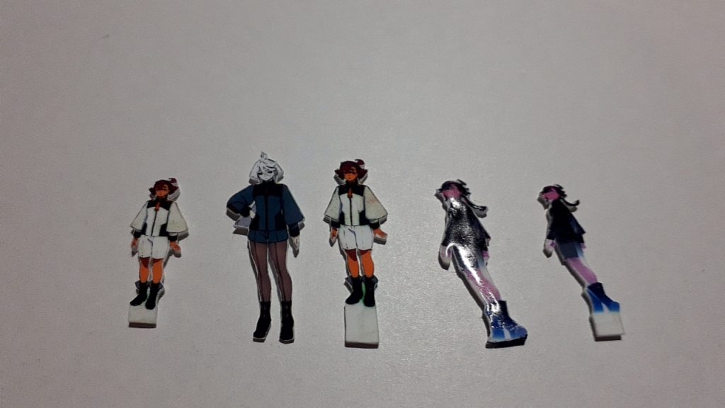 スレッタは100均のプラ板に印刷してオーブンで焼いて縮めています。