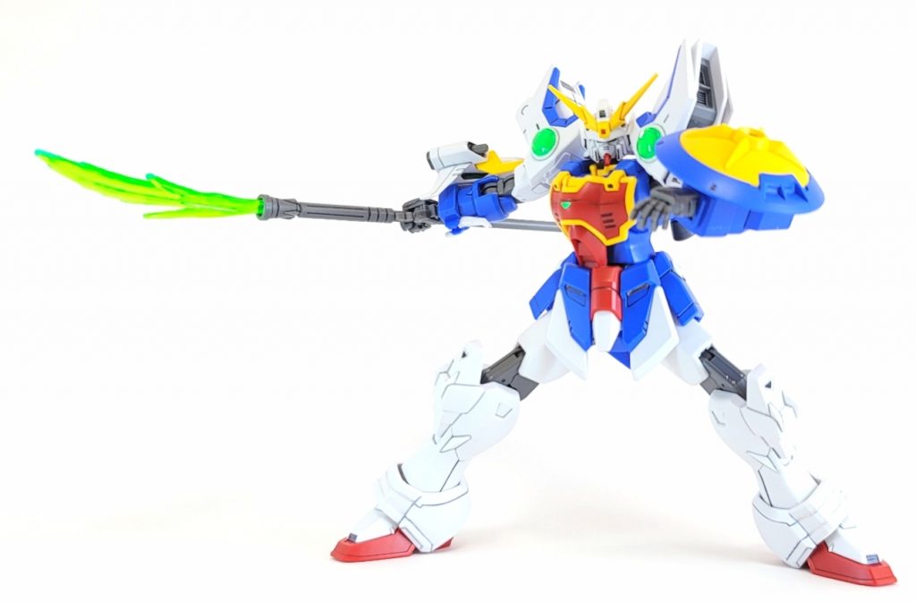 ビームグレイブを装備。可動域もよく、思い通りのポーズが決まります。こんなカッコいいシェンロンガンダムを待っていた…！
