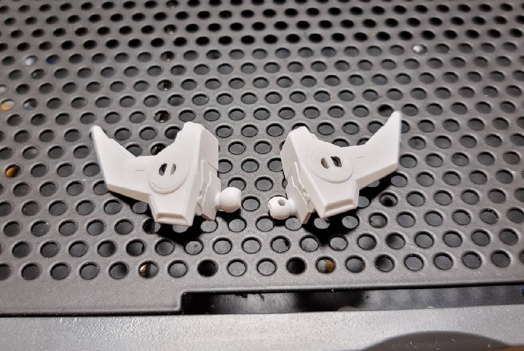 ファイティングサイトの改造工程。きれいに削り落とせて良かった。この後穴をパテで埋め、Hアイズを接着してます。使用したのはHアイズ2グリーンの7mmです。