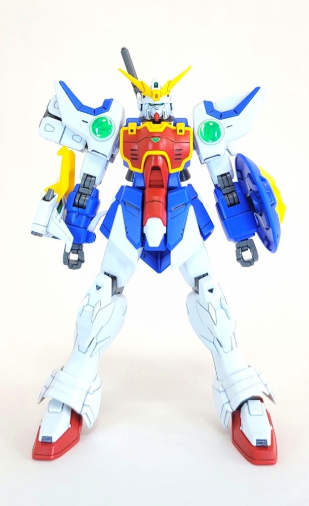 今回は部分塗装で成型色を活かしつつも、いつも通り瞳や各種センサーは塗装です。人形は顔が命なので、魂を吹き込むつもりで、最後に半光沢のトップコート仕上げ。小改造で、肩のファイティングサイトはやぼったい白プラ成型を削り落とし、裏側にラピーテープを貼ったHアイズをセット。いい感じに仕上がりました。