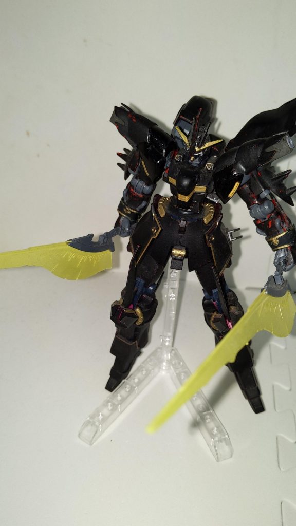 今回の相手役。主人公役のカラスマ・ユウゴがバエル・フギンの前に乗っていた機体という設定。つまり先代主役機体。ガンダムブレイカー3の自機を再現したガンプラなので明確なベース機体はありません。