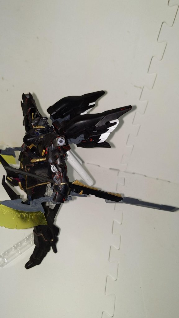 かなり前に作ったのでトップコート吹いたけど塗膜剥げでボロボロなヤタガラス。ジャンクから作った対艦刀を腰に付ける事ができます。