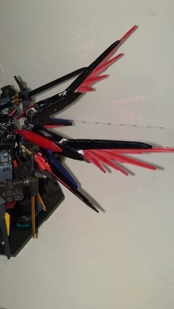 ウイング部分にクリアパーツ追加。ナラティブの外付けサイコフレームとかビルドファイターズ等でのプラフスキー粒子貯蔵庫としてのクリアパーツみたいなイメージです。