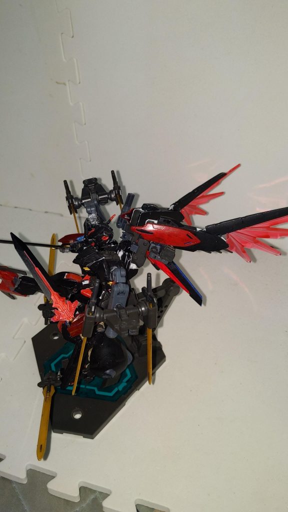 ウイングのせいで飾る時にかなり奥行きをとるという最大の欠点……あと地味にライフルとか付属品多め