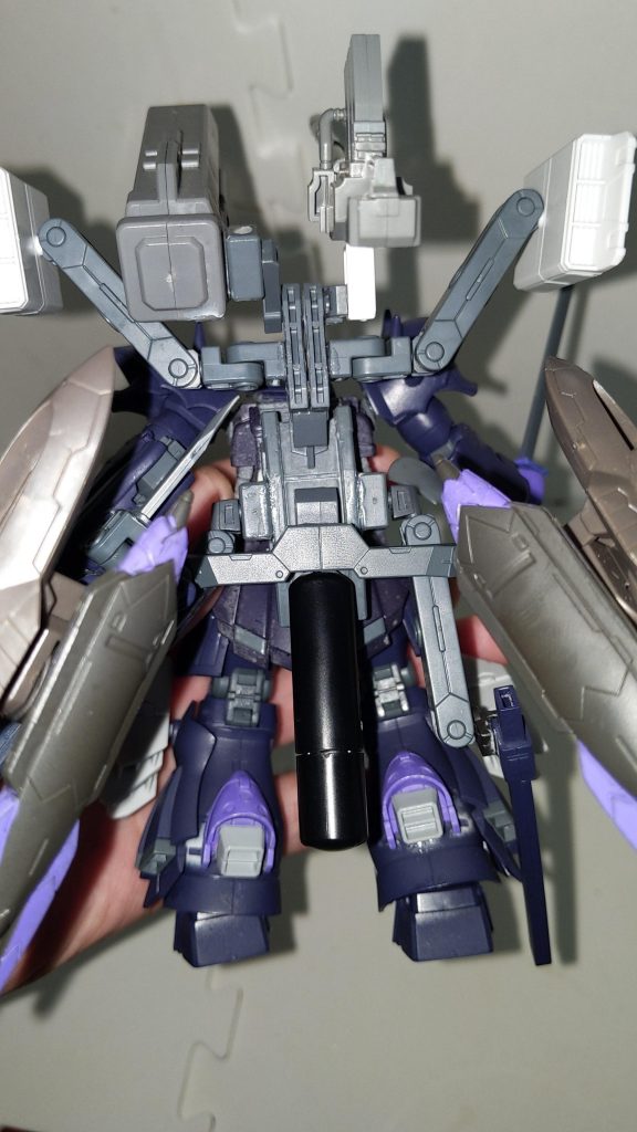 フュ〜〜ジョン!!(←ドラゴンボール風)このように背中のコネクタに同時接続。コネクタ部分には3ミリ穴接続が三つあるので位置を一段ずらせば装備を併用できたりします。プラモならではの遊び。あと、ブースターは空間戦闘仕様ではありますがベース機体のホバー移動と組み合わせれば陸戦でも使えなくはないという設定。ただし大気圏内を飛行するには推力不足。せいぜい地上での機動力上昇程度の効果。大気圏内用のジェットパックとかもそのうち作りたい。