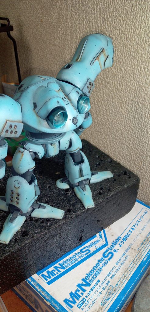 カエルの顔のような後ろブースターの穴は埋めてディテールに