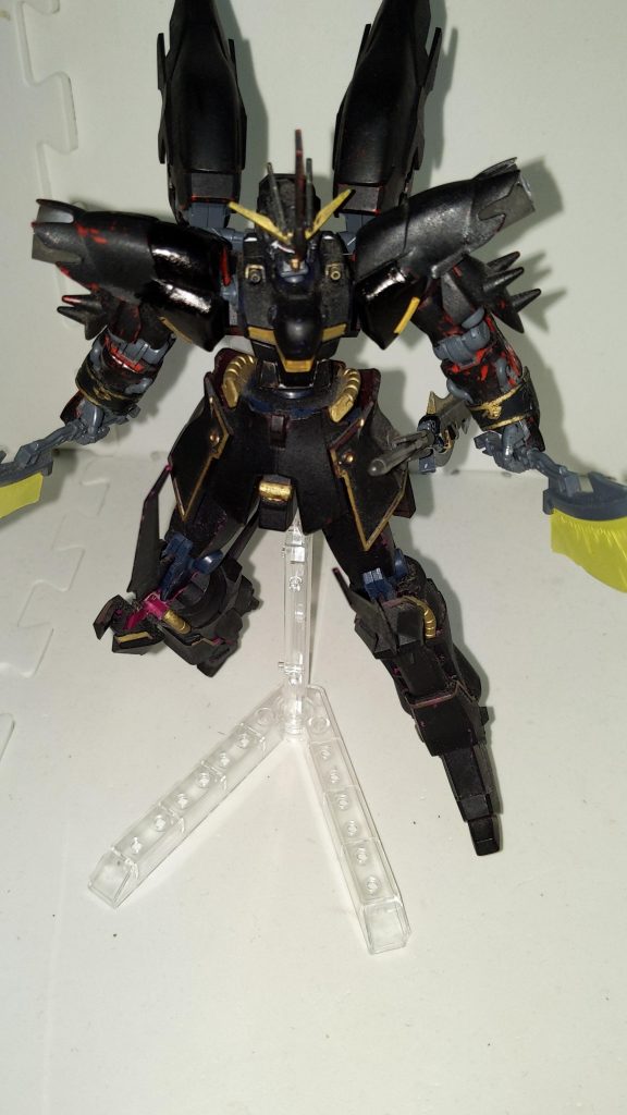 ヤタガラス主人公、カラスマ・ユウゴのガンプラ。GBNを始める前から趣味で作り込んでいたのでGBN初心者が使うガンプラとしてはかなり性能高めではあるが、作り込みがGBNで求められるガンプラとして最適化されてはいないのでやや中途半端な性能。機体特性は装備や性能ともにシンプルで汎用性が高い構成。フォロワーのさくらおにぎりさんの投稿を参考にしてアビリティポイントを設定。(ノーマルのザクⅡをオール100とした性能値)シュートアビリティ 470ファイトアビリティ 490ディフェンスアビリティ 450スピードアビリティ 620パワーアビリティ 480総合評価 機動力が高い事以外は平均点な性能。目立った弱点がない。