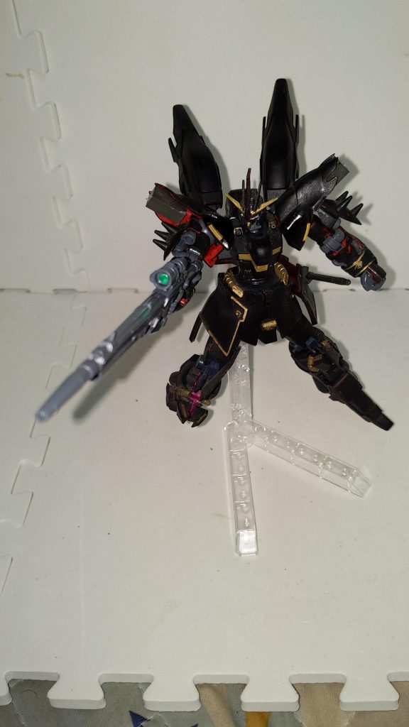 武装1 ビームライフルシナンジュの物を流用。標準的な性能だがカラスマは相手の回避を誘導して時間差攻撃で置きビームする戦法を得意とする。