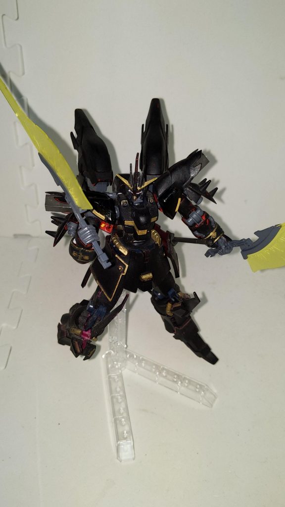 武装2  ビームブレードシナンジュのビームナギナタを分割して使用。当然ビームナギナタ形態にもできる。