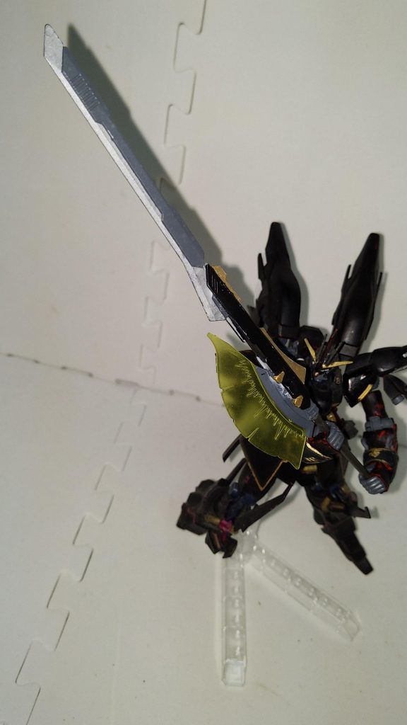 武装3 対艦刀「アマテラス・偽」単純な破壊力ならば本機の全武装中最強。腰にマウントしているが、取り回しの悪さから装備せず出撃する事もある。その他武装 ビームガン/ビームサーベルクロスボーンの物と同一の武装。ビームガンは威力は低いが牽制、ミサイル等の迎撃に使用される。ビームサーベルは主にビームブレードを失った時の保険。