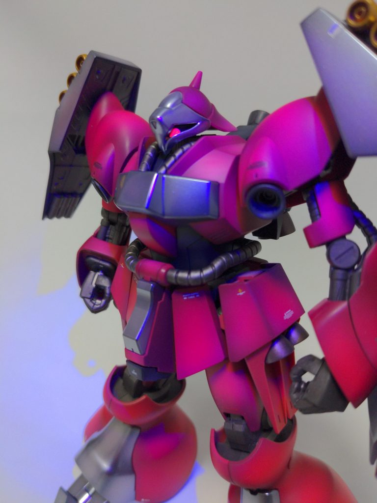 今回はアイだけ蛍光塗料を使っています。完全にドはまりしています(汗)