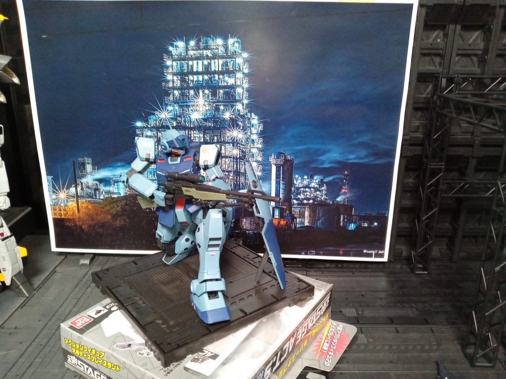 撮影はこんな感じです(笑)照明落として、あおり気味にフラッシュ撮影。