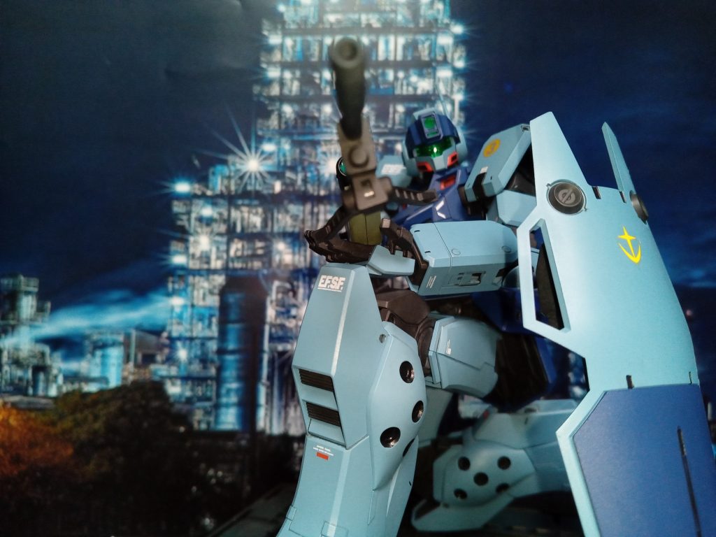 『偵察隊、座標頼むぜ。コロニーに穴ぁ開けたくねえんだよ、こっちは。』ビームライフル出力を絞ってコロニー内戦闘モードに設定してあるため、敵に一撃で戦闘継続不能となるようなダメージを与えなくてはならない。仕留めなければ、すぐに距離を詰められて、被害が大きくなる。パイロットにかかるストレスは多大なものであろう。