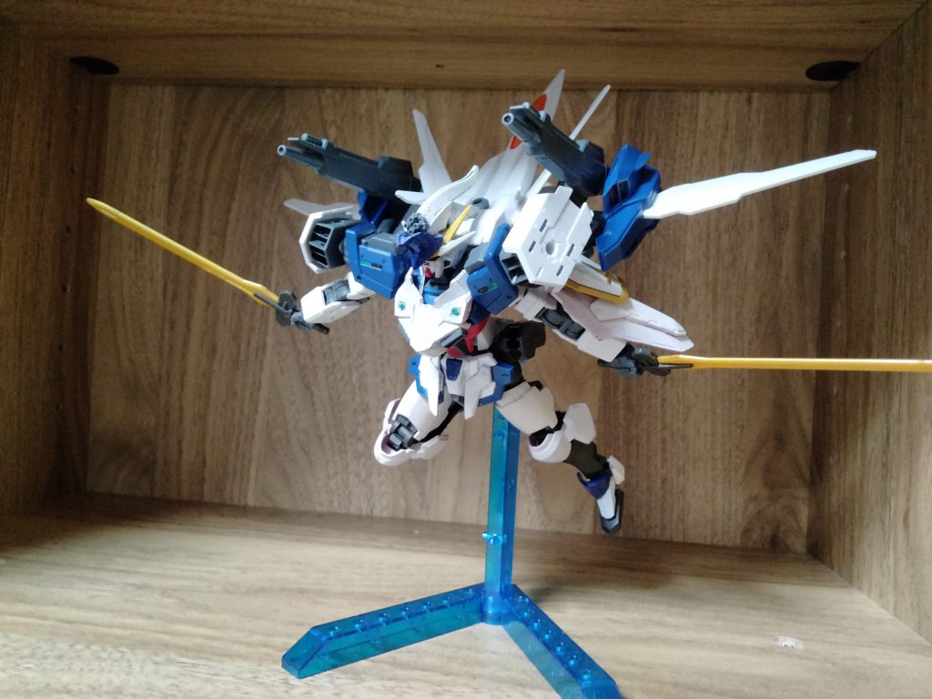 武器を構えて。MVSっぽいバエルソードを採用しました。