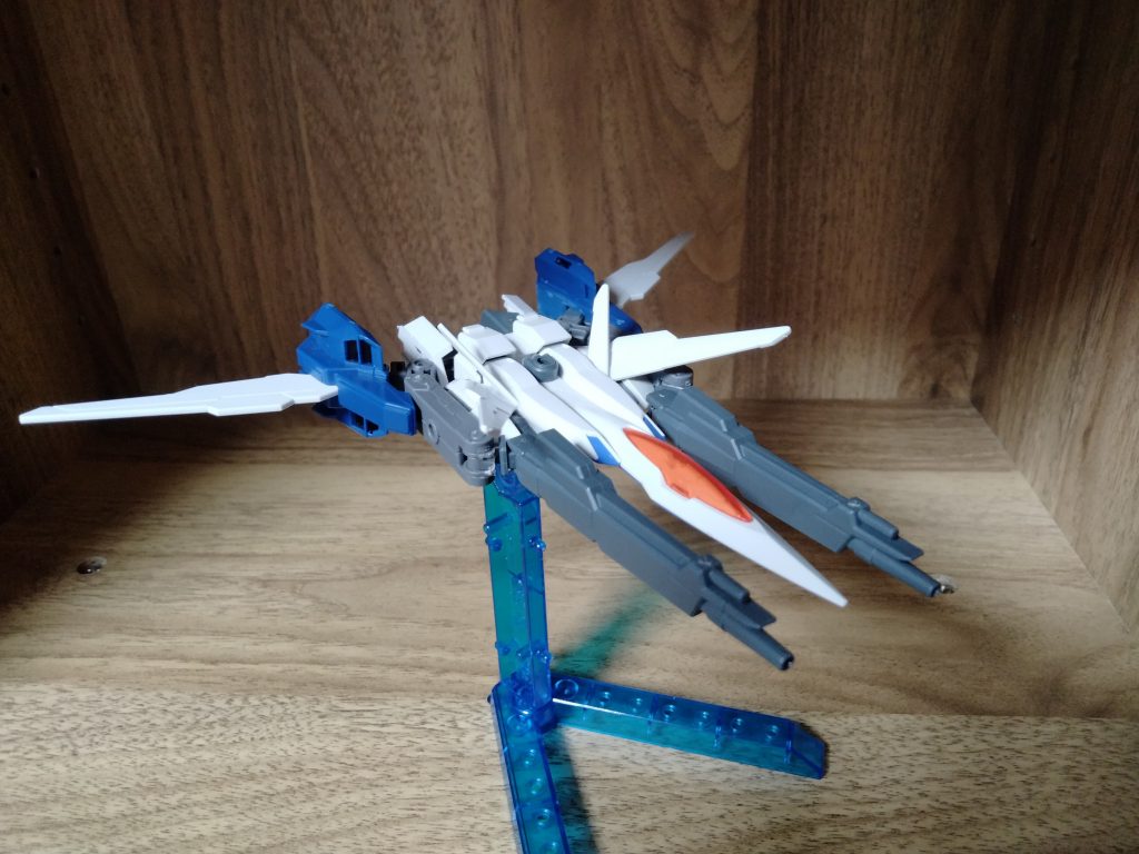 こちらはオリジナルギミックですが、肩部スラスターをバックパックと合体させた支援機です。ビルドストライクフルパッケージを意識しました。