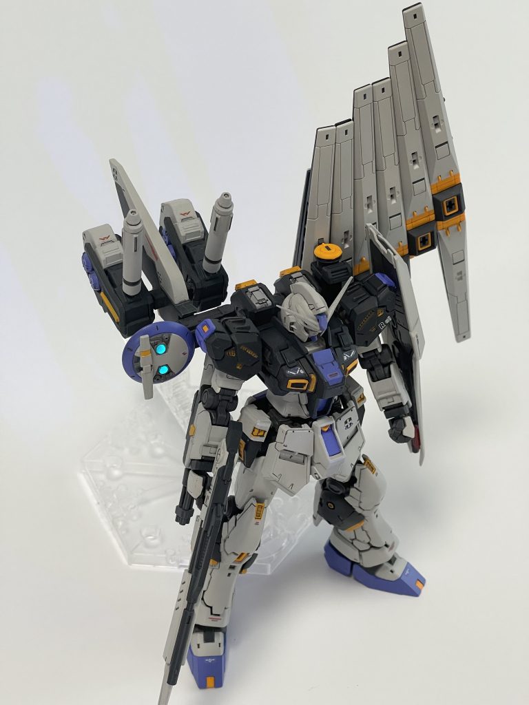 逆サイド俯瞰気味から。ダブルインコムユニットを接続してるスタビライザーはHGの新設定版Hi-νから。個人的にあれはコレジャナイ奴なのですが、良くも悪くも癖のないこのスタビライザーはちょうど良かったです。