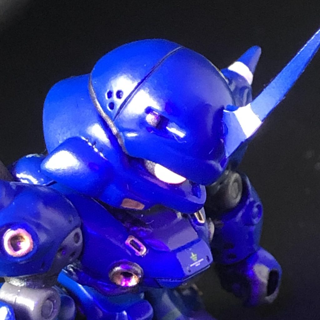 モノアイは可動化、蓄光シールなのでUVライトで光ます。