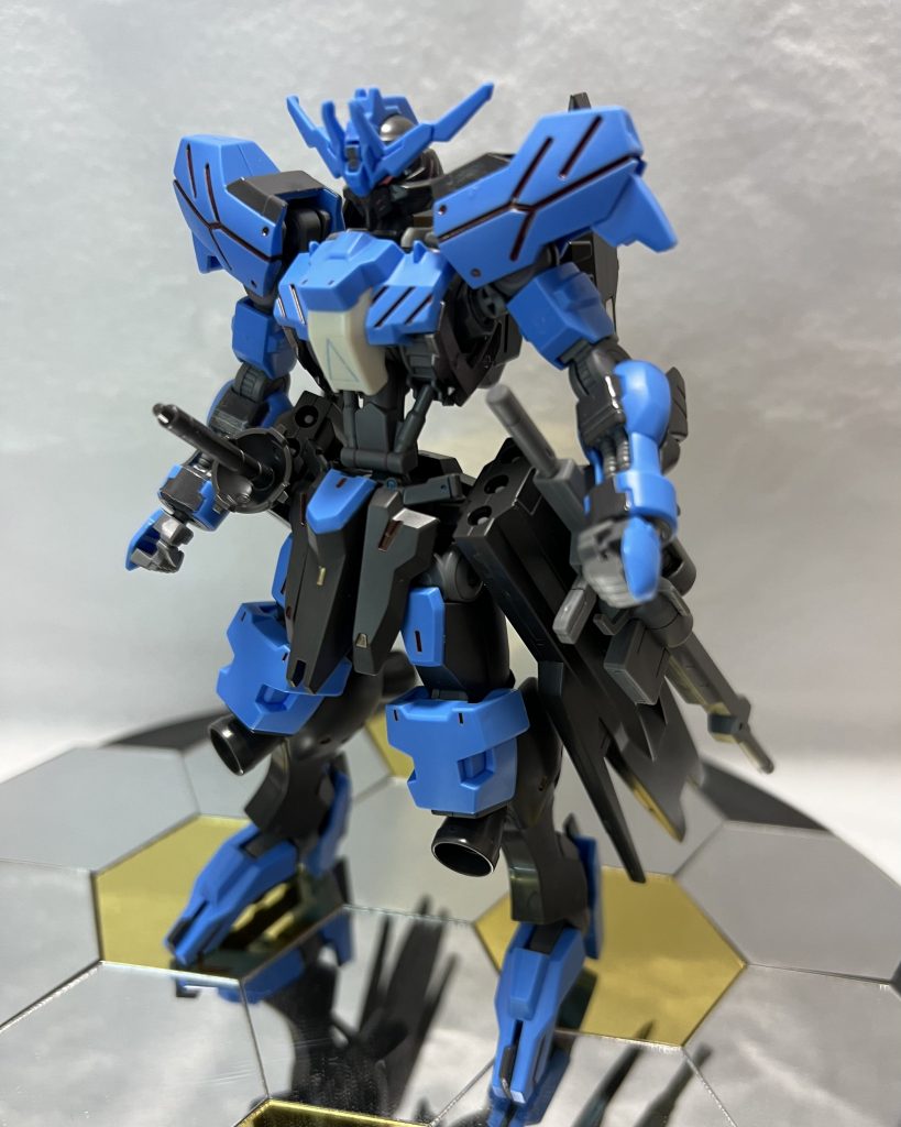 太めの溝にはガンダムマーカーのロイヤルメタレッド水色のパーツにはコピックマルチライナーのラベンダーをそれぞれスミ入れに使用だいたいシールはそのまま使ったけど脇の下のダークグレーっぽいところだけはエアブラシシステムでヘビーガンメタリックを塗装した