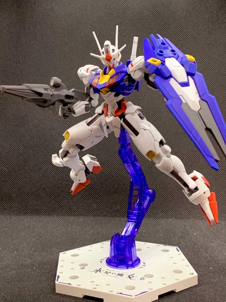 シールドビットの色を青主体に塗ってみた。成型色より濃いめのブルーで塗装。