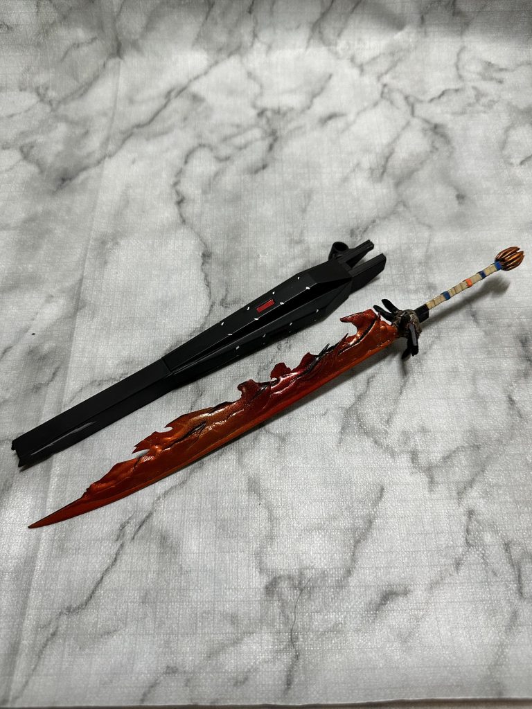 主兵装となる大太刀『龍刀・炎』です。某ハンターゲームの武器を再現したくて人生初のフルスクラッチしたモノです。刀身の炎はレジン製なので少し重たいです、MGサイズじゃなかったらもてなかったかもしれません。