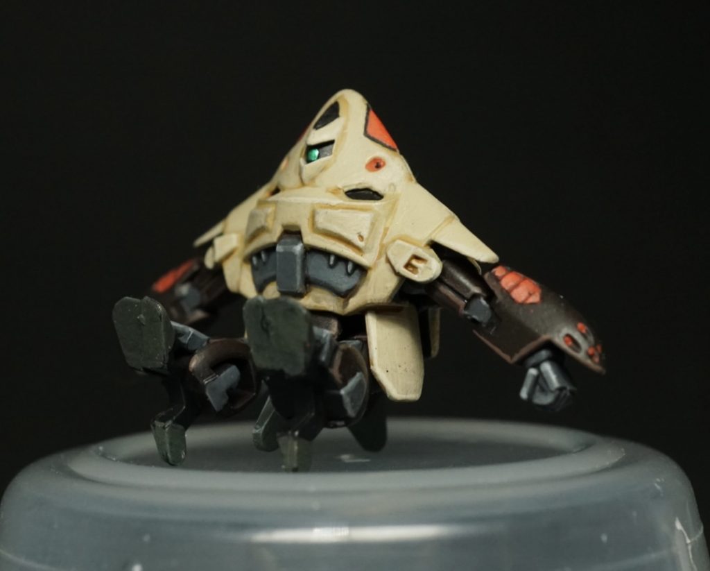 肩と足の付け根がボールジョイントで動きます。